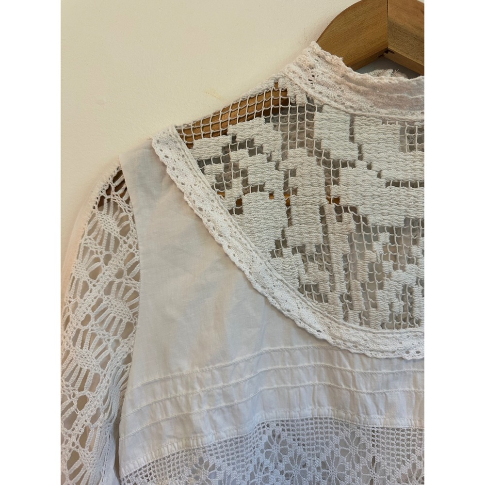 Place Nationale Cotton Lace Mock Button Back Blouse in White | Size 3 (Medium) - Picture 3 of 8